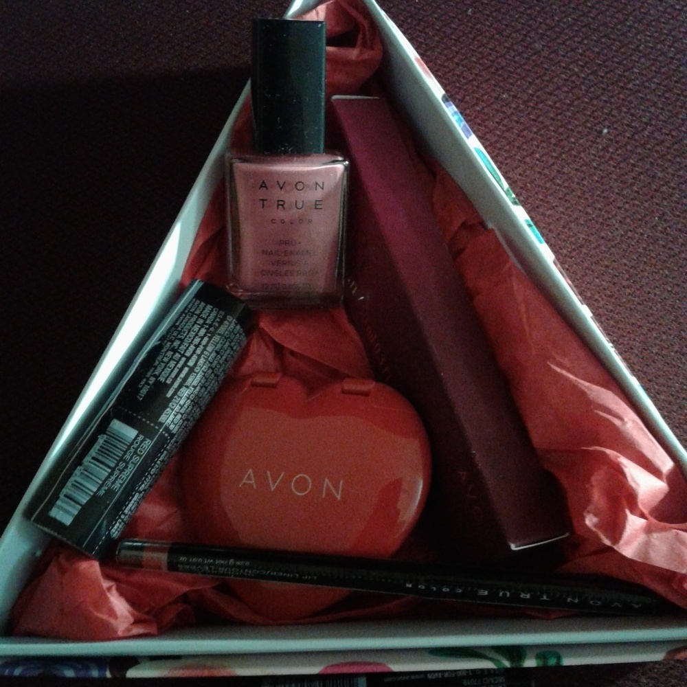 Avon Post Valentine's Day Makeup Pouch Bundle